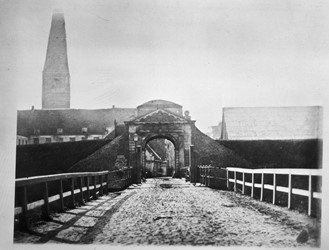 <p>Naast een nieuwe binnenpoort bouwde men voor de brug over de gracht ook een nieuwe Nieuwstadsbuitenpoort, te zien op deze foto van omstreeks 1870 (ill.: www.wikipedia.org). </p>
